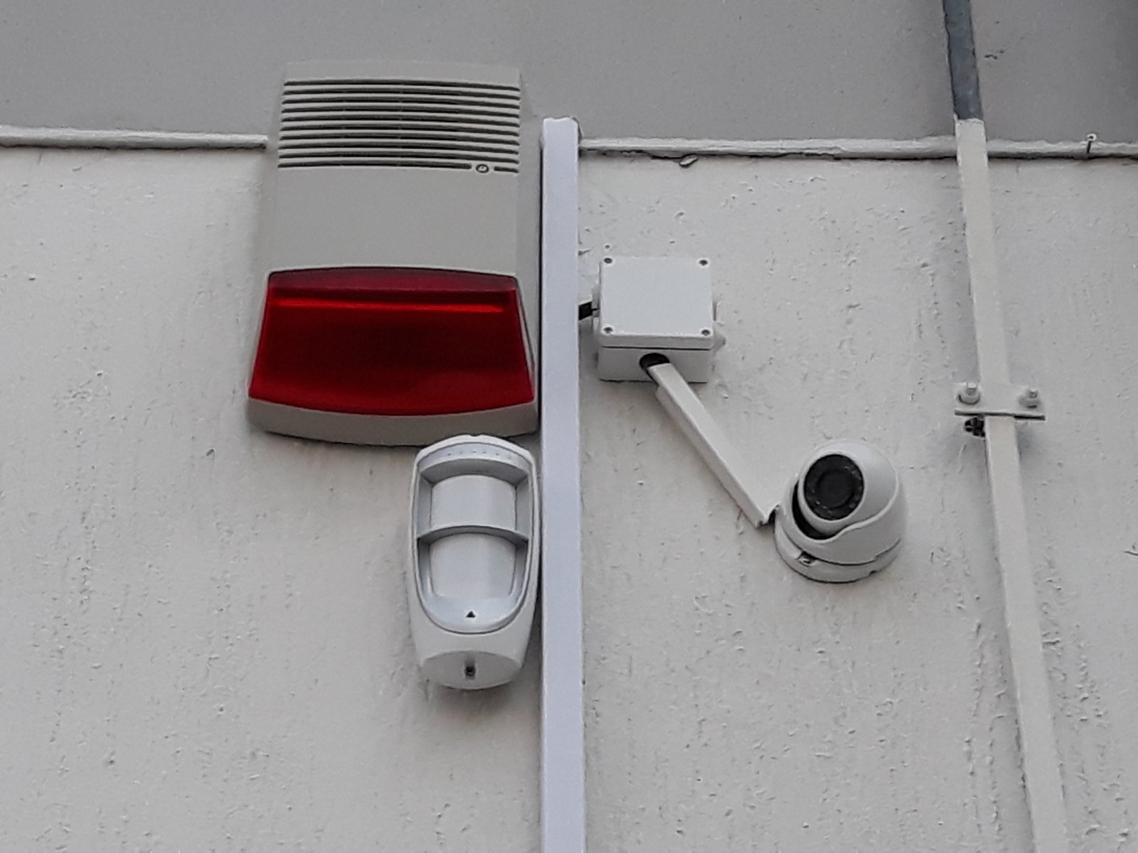 Alarm sistem sa sirenom, PIR senzorom i kamerom
