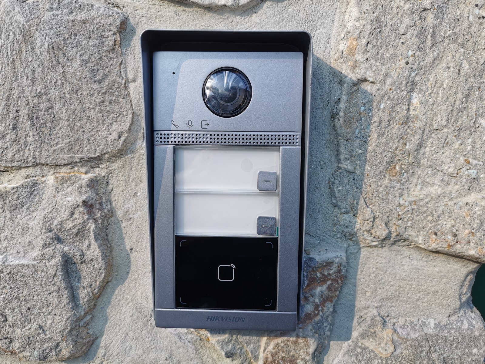 Video interfon panel na kamenom zidu