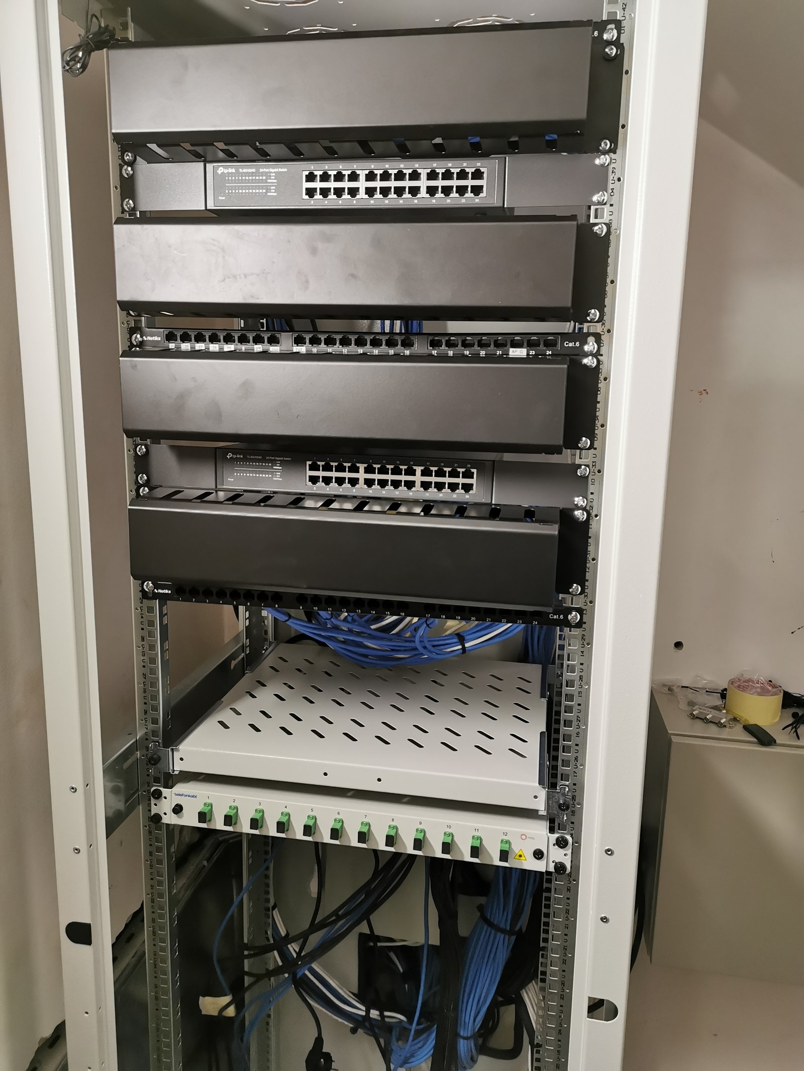 Mrezni orman sa patch panelom i switch opremom
