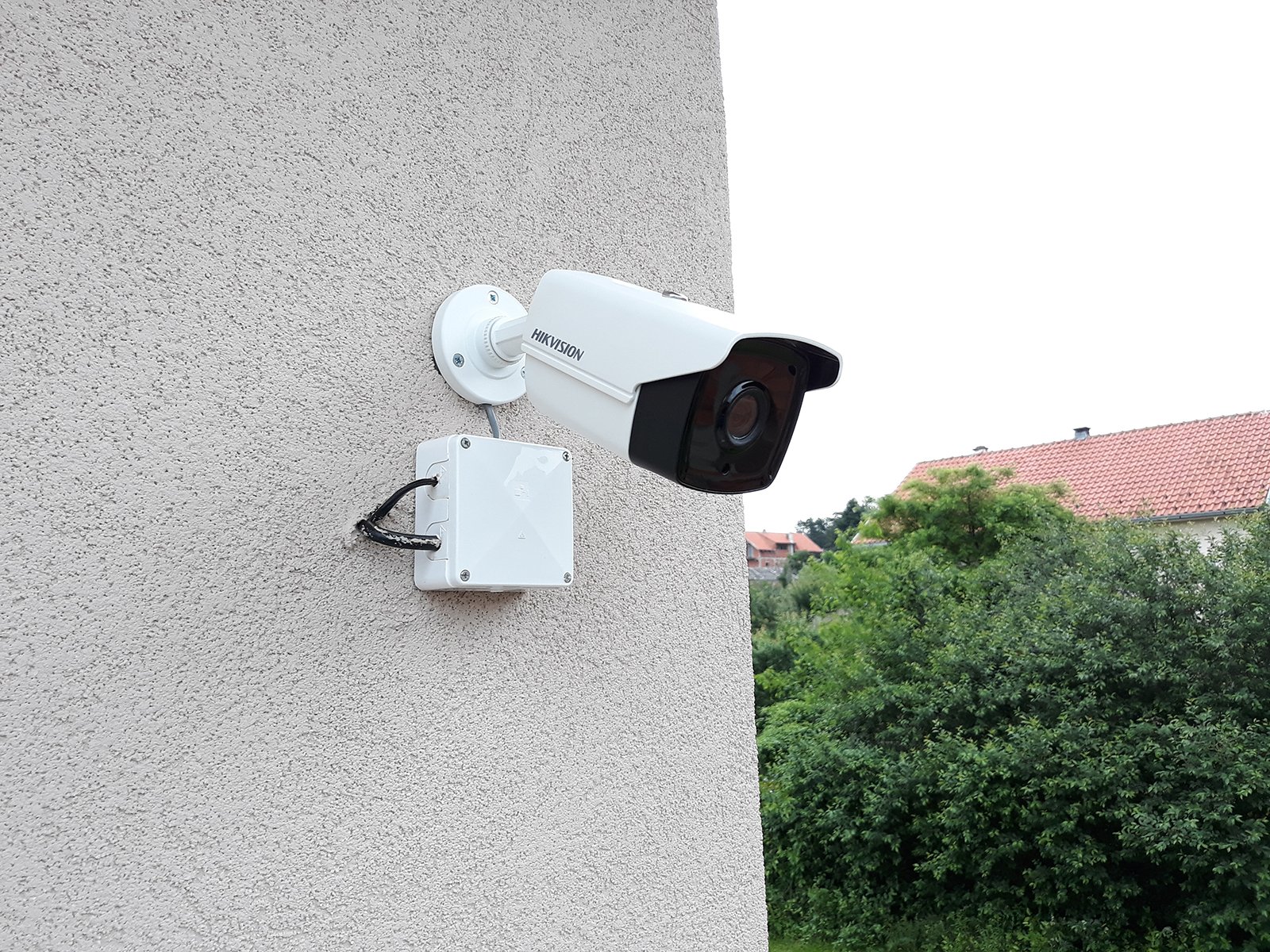 Hikvision kamera na fasadi