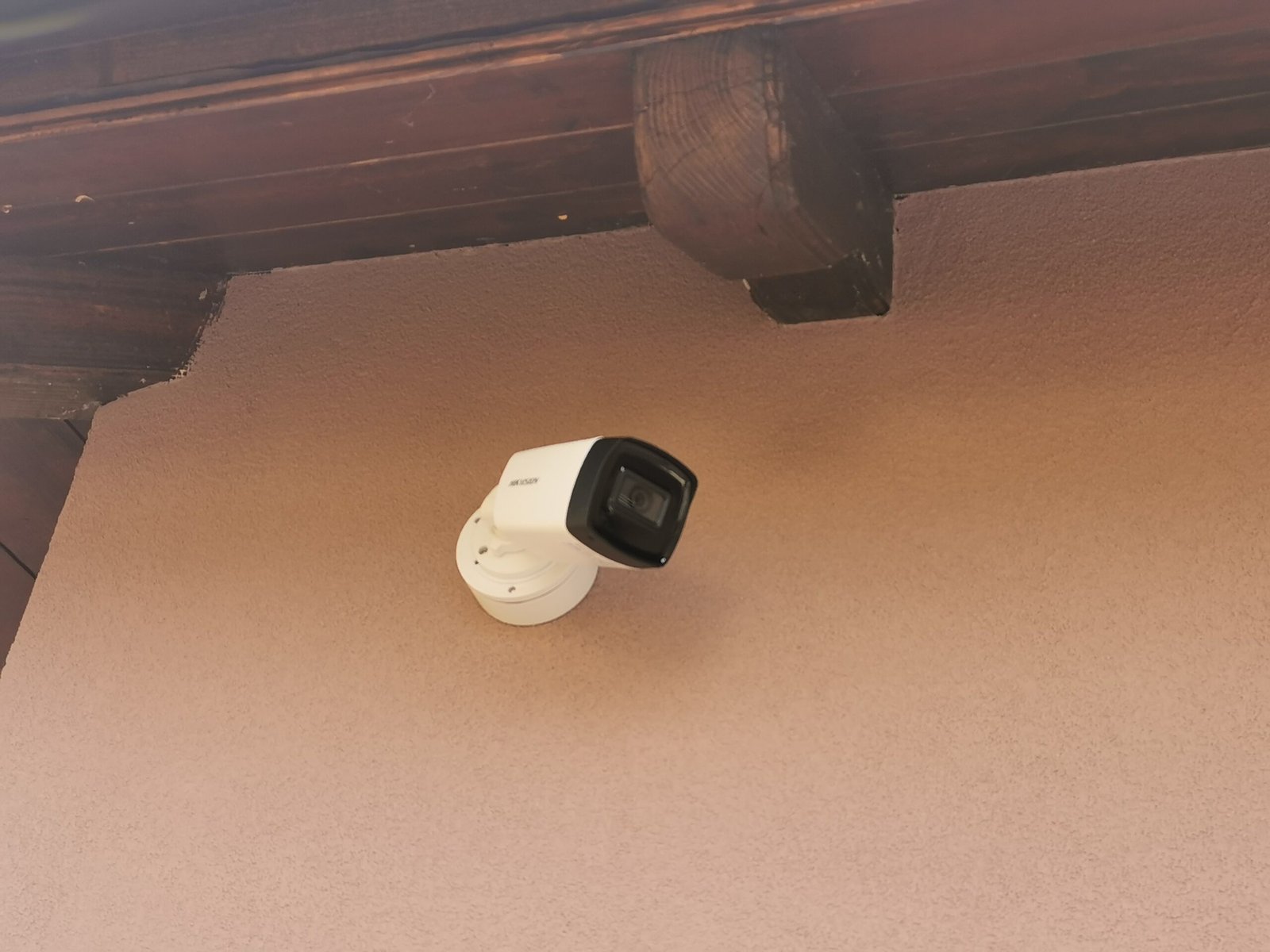 Spartan-Sigurnosni-Sistemi-Hikvision-Bullet-Kamera-Fasada-Zid-Daleko