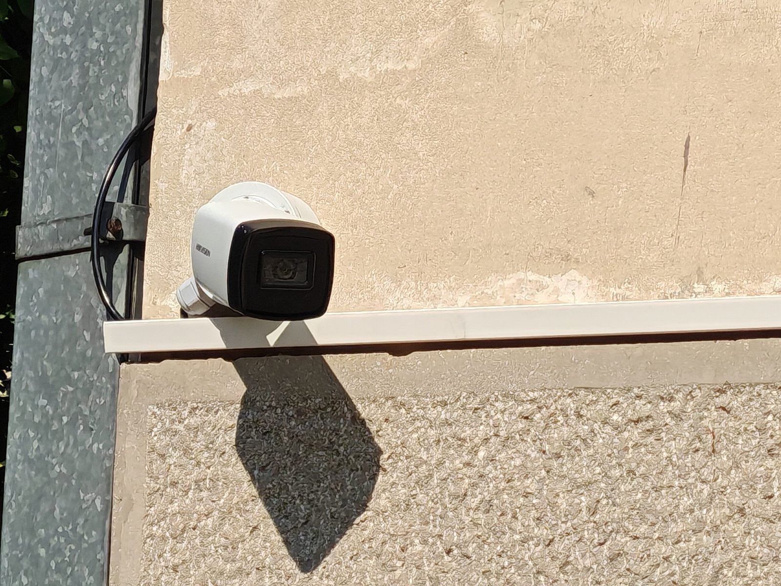 Spartan-Sigurnosni-Sistemi-Hikvision-Bullet-Kamera-Fasada-Zid-Krupni-Plan