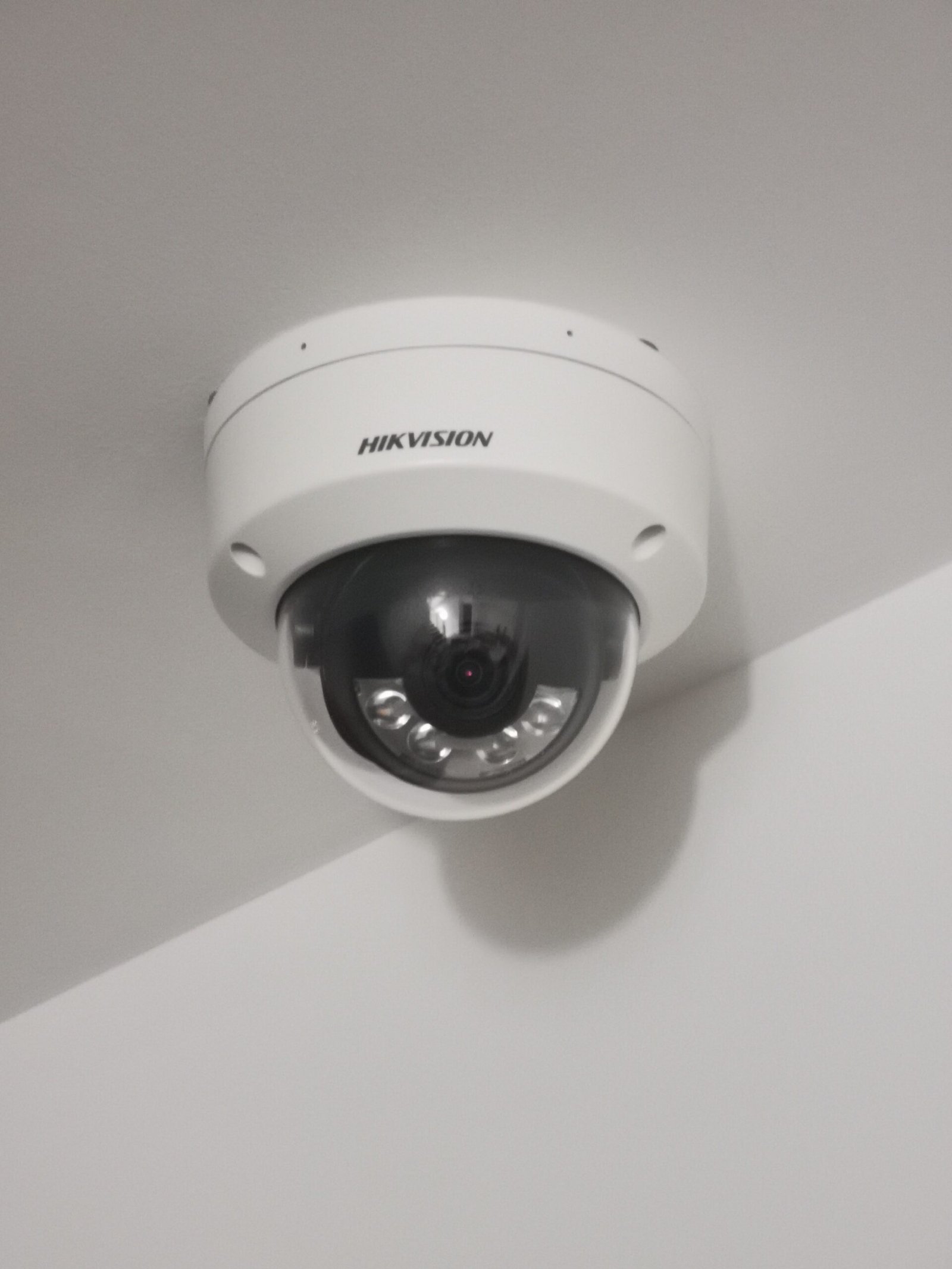 Spartan-Sigurnosni-Sistemi-Hikvision-Bullet-Kamera-Krov-Drvena-Greda