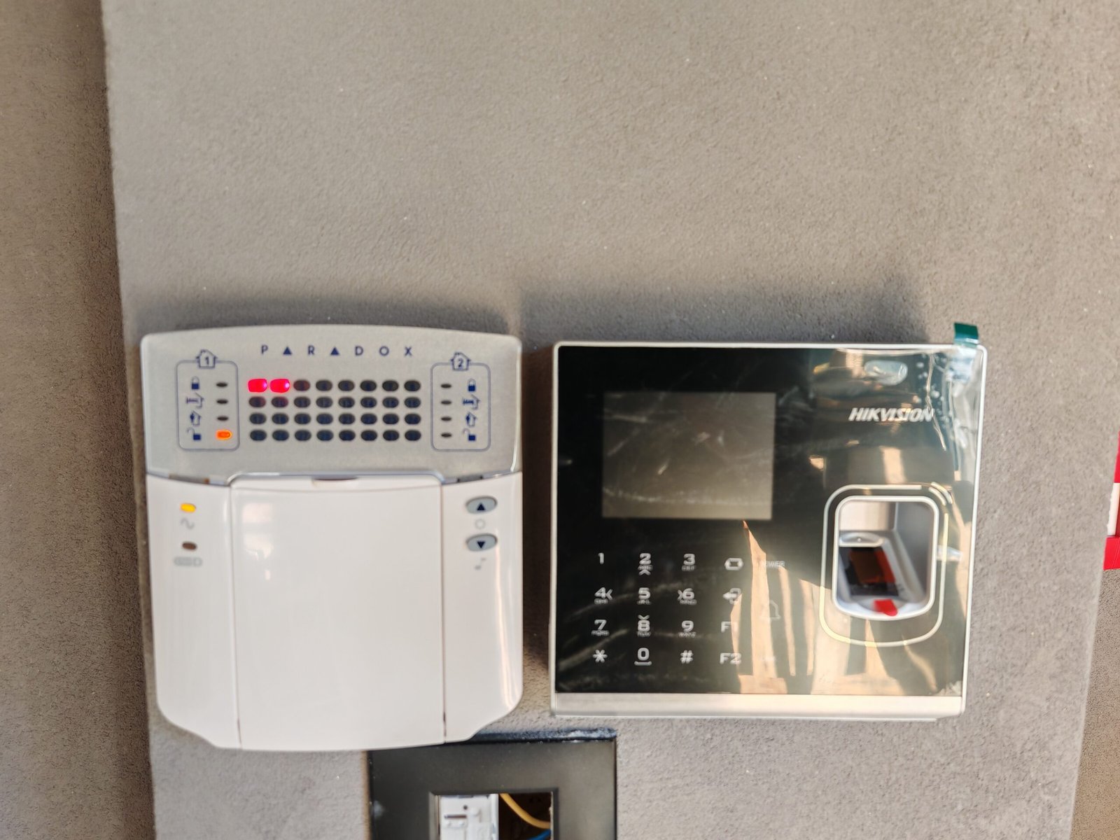 Spartan-Sigurnosni-Sistemi-Paradox-Tastatura-I-Hikvision-Citac-Otiska-Prsta