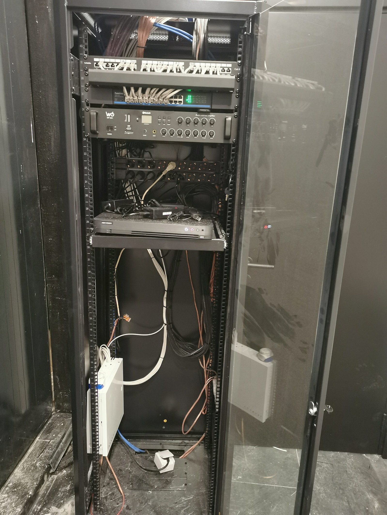Spartan-Sigurnosni-Sistemi-Server-Orman-Otvoren-Oprema-Detalj-3