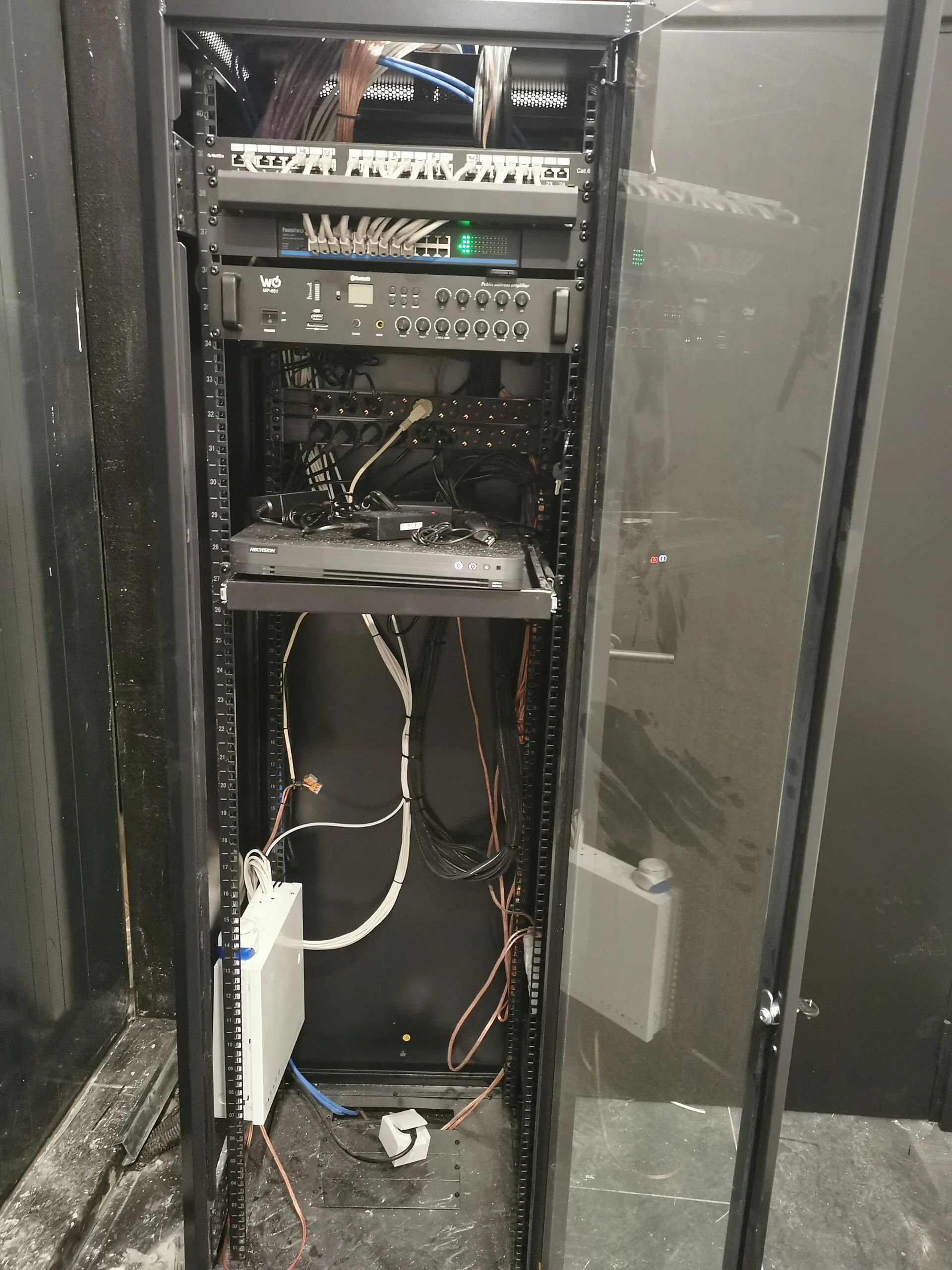 Spartan-Sigurnosni-Sistemi-Server-Orman-Otvoren-Oprema-Detalj-3