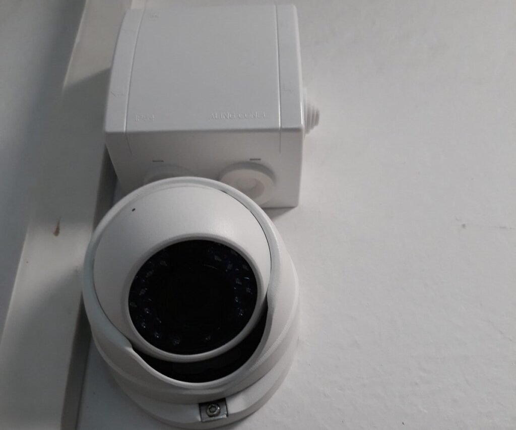 Kupolasta kamera video nadzora na zidu kancelarije