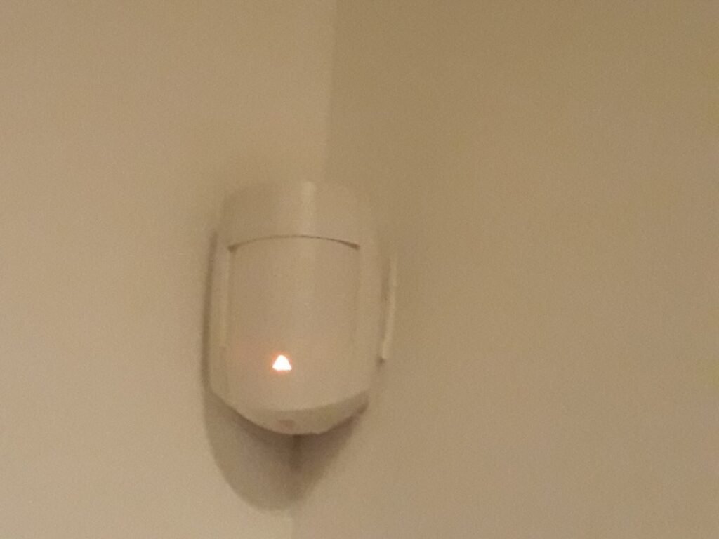 PIR senzor alarma na zidu